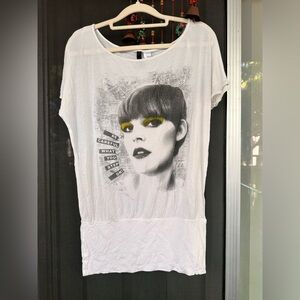 Half sleeves women t shirt with linen blend.